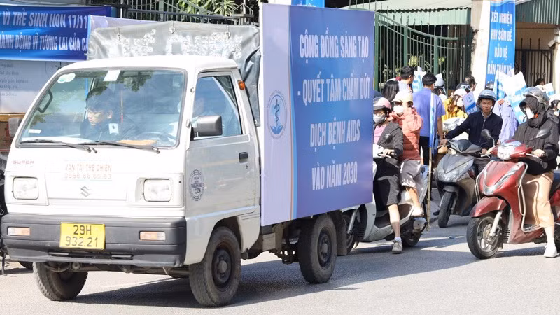 Tuyên truyền, cổ động về công tác phòng, chống HIV/AIDS trên các tuyến giao thông trên địa bàn thành phố Hà Nội.