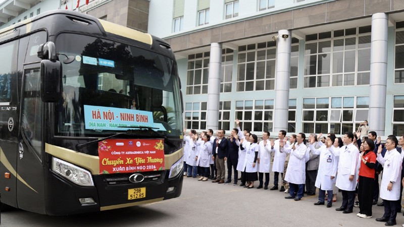 Lãnh đạo Bộ Y tế và các y, bác sĩ Bệnh viện K tiễn người bệnh, người nhà người bệnh về quê ăn Tết Nguyên đán Bính Ngọ.