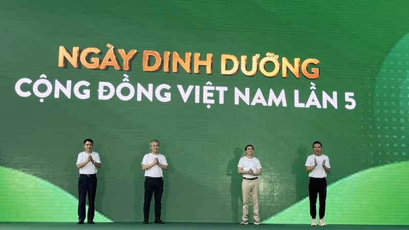 Thứ trưởng Y tế Trần Văn Thuấn và các đại biểu khai mạc Ngày Dinh dưỡng cộng đồng Việt Nam lần thứ 5.