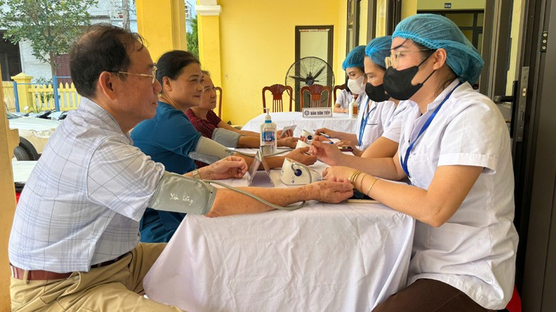 Cán bộ y tế kiểm tra sức khỏe định kỳ cho người dân trên địa bàn Hà Nội.