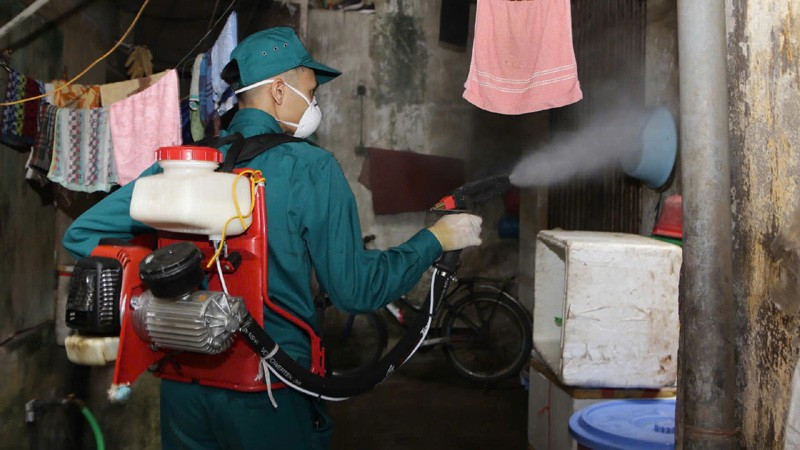 Ngành Y tế Hà Nội tổ chức phun hóa chất phòng, chống bệnh sốt xuất huyết tại cộng đồng.