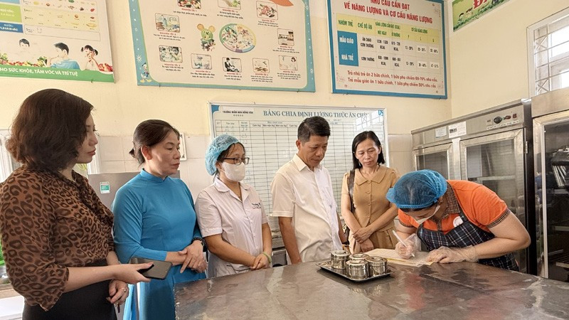 Các cơ quan chức năng kiểm tra vệ sinh an toàn thực phẩm tại các bếp ăn tập thể tại trường học trên địa bàn Hà Nội.