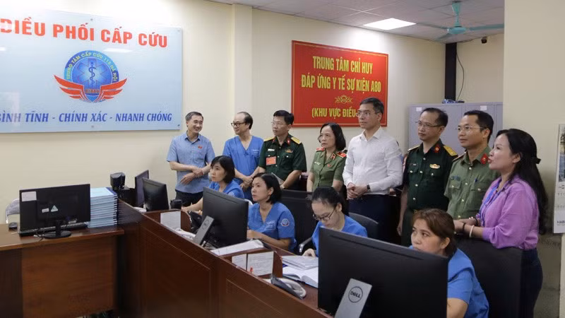 Thứ trưởng Bộ Y tế Trần Văn Thuấn kiểm tra Trung tâm chỉ huy đáp ứng sự kiện A80.