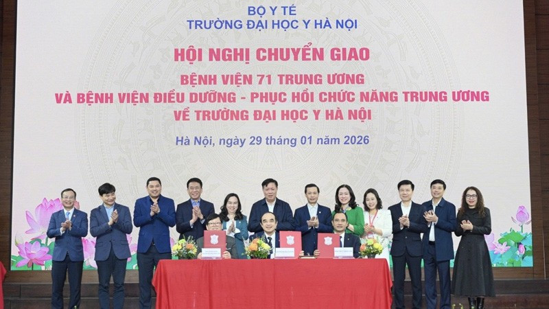 Lãnh đạo các đơn vị ký kết chuyển giao tại Hội nghị.