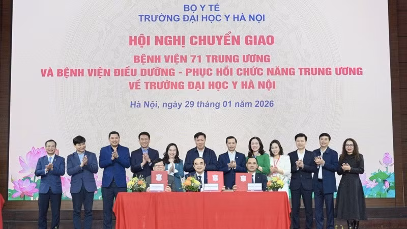 Lãnh đạo các đơn vị ký kết chuyển giao tại Hội nghị.