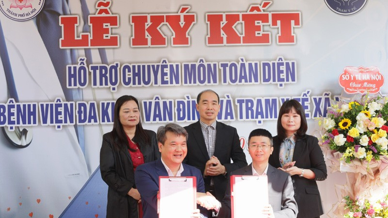 Lãnh đạo Bệnh viện đa khoa Vân Đình và Trạm Y tế xã Vân Đình ký kết hỗ trợ chuyên môn giữa hai đơn vị.