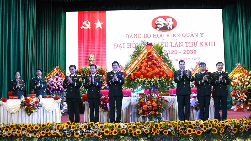 Lãnh đạo Bộ Quốc phòng tặng lẵng hoa chúc mừng Đại hội.