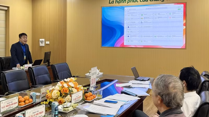 Báo cáo viên trình bày đề tài trước các thành viên Hội đồng tại Hội thi.