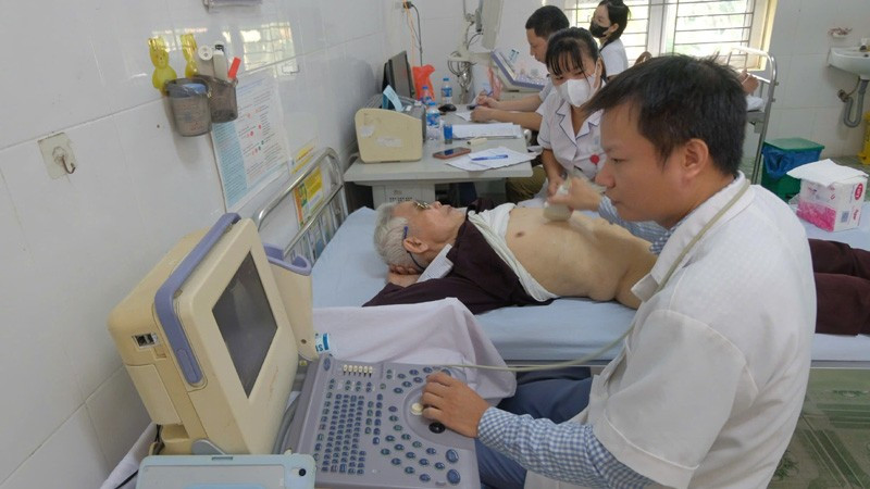 Người dân trên địa bàn xã Đa Phúc được các y, bác sĩ khám bệnh tại Chương trình.