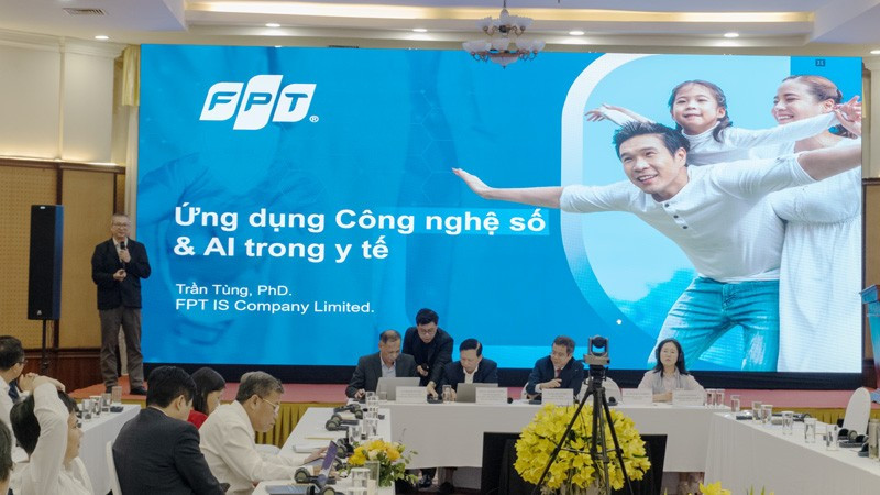 Đại diện Tập đoàn FPT chia sẻ thông tin ứng dụng trí tuệ nhân tạo trong chăm sóc sức khỏe tại hội thảo.