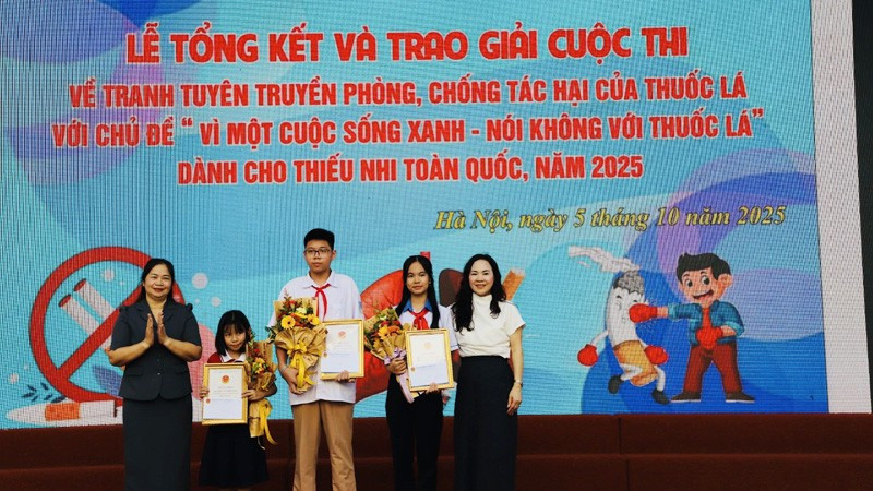 Trao giải cho các tác giải tham dự Cuộc thi về tranh tuyên truyền phòng, chống tác hại của thuốc lá năm 2025