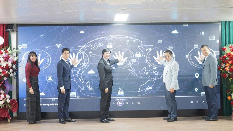 Lãnh đạo Sở Y tế và các đại biểu ấn nút ra mắt giao diện Trang điện tử chuyên ngành "Sức khỏe Thủ đô".