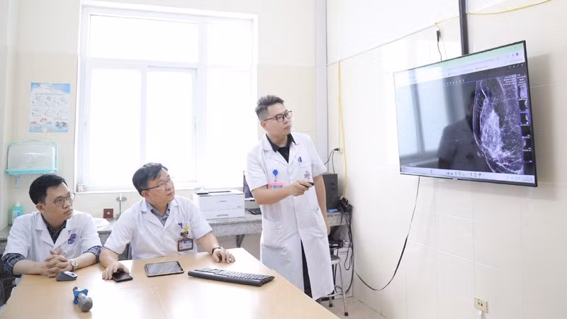 Các y, bác sĩ Bệnh viện K truy cập kết quả điều trị trên hệ thống hồ sơ bệnh án điện tử