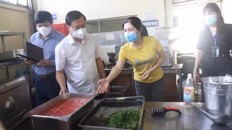 Các cơ quan chức năng kiểm tra các cơ sở sản xuất, kinh doanh thực phẩm trên địa bàn thành phố Hà Nội.