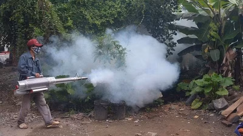 Cán bộ y tế phun hóa diệt muỗi phòng bệnh sốt xuất huyết trên địa bàn thành phố Hà Nội.