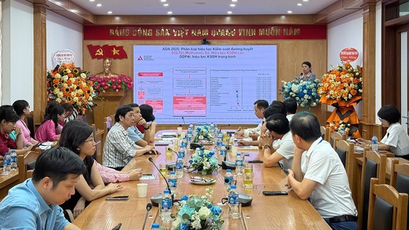 Diễn giả trình bày nội dung nghiên cứu khoa học chuyên ngành nội khoa tại hội nghị.
