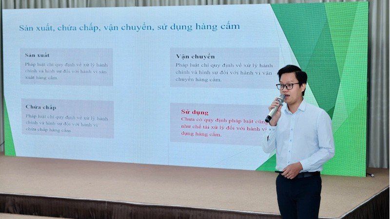 Các diễn giả trao đổi, cung cấp thông tin về thuốc lá điện tử, thuốc lá nung nóng.