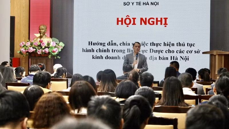 Đại diện Phòng Nghiệp vụ y (Sở Y tế Hà Nội) chia sẻ, hướng dẫn quá trình chuyển đổi số thủ tục hành chính lĩnh vực dược tại hội nghị.