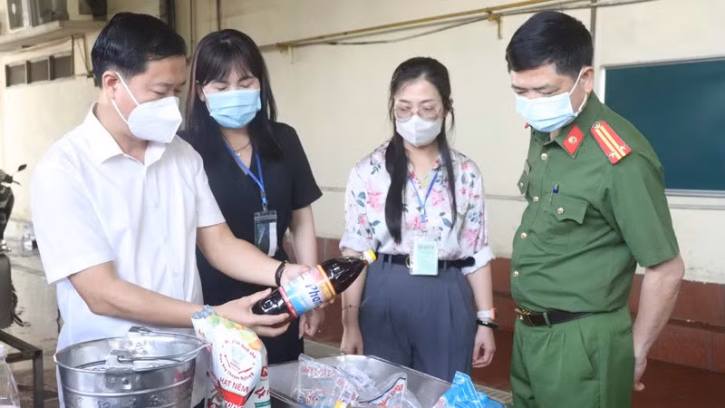 Các cơ quan chức năng kiểm tra các cơ sở sản xuất, kinh doanh thực phẩm trên địa bàn Hà Nội.