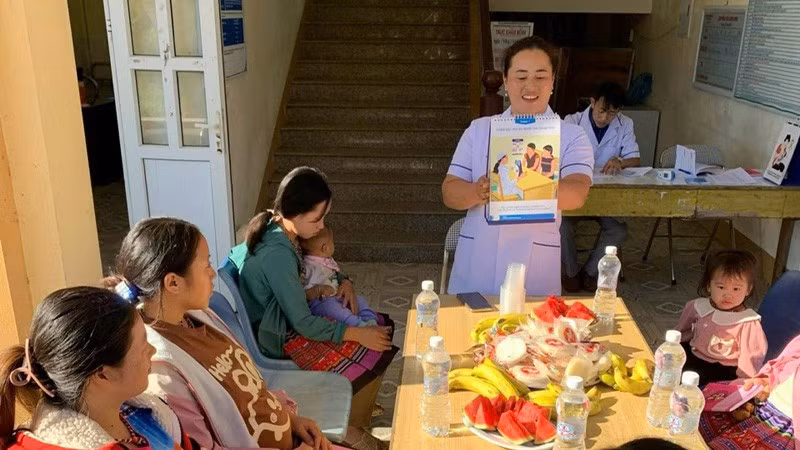 Cán bộ y tế tuyên truyền, tư vấn về sức khỏe sinh sản, kế hoạch hóa gia đình tại cơ sở y tế.