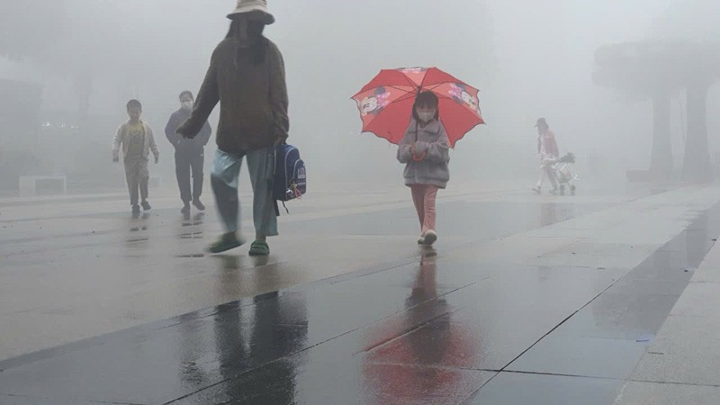 Bụi PM2.5 được đánh giá là tác nhân ô nhiễm không khí có ảnh hưởng tiêu cực nhất tới sức khỏe con người, nhất là bệnh phổi.