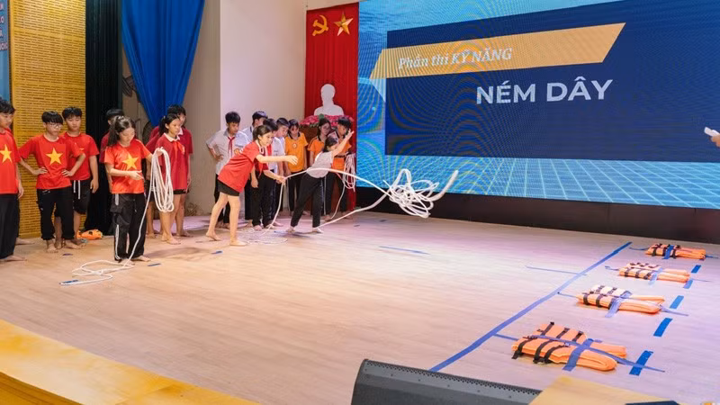 Trẻ em tham gia cuộc thi tìm hiểu kiến thức, kỹ năng về phòng, chống đuối nước.