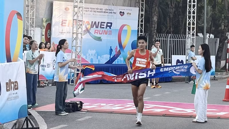 Vận động viên cán đích tại Giải chạy “Hành trình tiếp sức” lần thứ II.