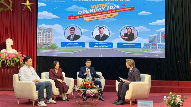 Các diễn giả trao đổi thông tin tại hội thảo.