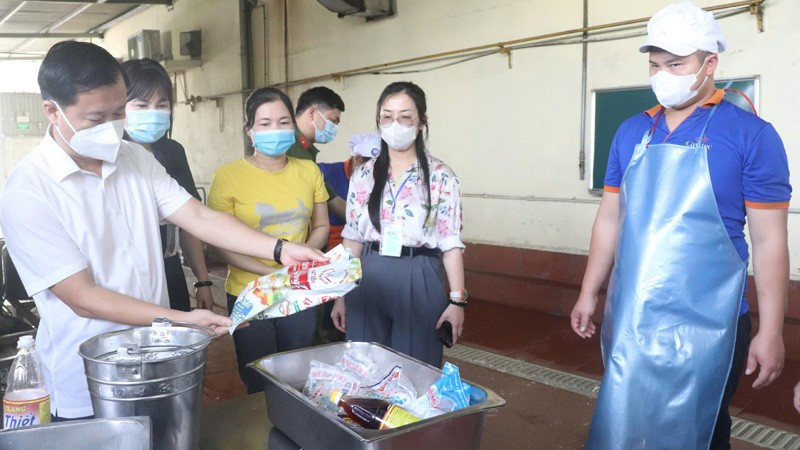 Các cơ quan chức năng kiểm tra công tác tác bảo đảm an toàn thực phẩm các tổ chức, cá nhân sản xuất, kinh doanh thực phẩm trên địa bàn Hà Nội.