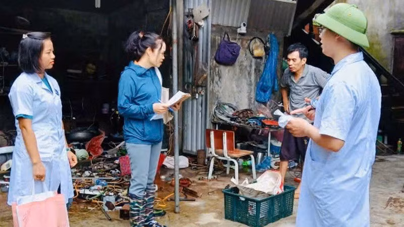 Cán bộ y tế hướng dẫn người dân trên địa bàn thành phố Hà Nội thực hiện các biện pháp phòng, chống dịch bệnh trong mưa, bão