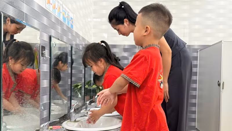 Giáo viên hướng dẫn học sinh vệ cá nhân để phòng, chống bệnh tay chân miệng tại các cơ sở giáo dục trên địa bàn Hà Nội.