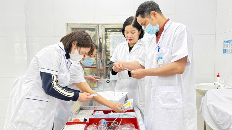 Cán bộ y tế Trạm Y tế xã Quang Minh (Hà Nội) kiểm tra trang thiết bị, thuốc, hóa chất phục vụ công tác khám, chữa bệnh; phòng, chống dịch bệnh trên địa bàn dịp Tết Nguyên đán Bính Ngọ.