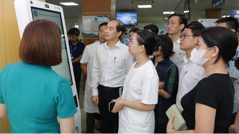 Lãnh đạo Sở Y tế Hà Nội kiểm tra trang thiết bị phục vụ triển khai bệnh án điện tử tại Bệnh viện đa khoa Hà Đông