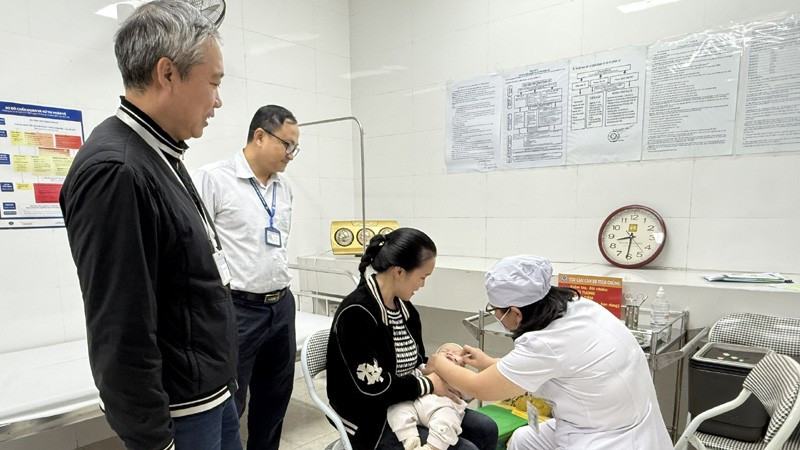 Các y, bác sĩ cho trẻ trong độ tuổi trên địa bàn phường Xuân Đỉnh (thành phố Hà Nội) uống vaccine Rota phòng bệnh tiêu chảy cấp do virus Rota.