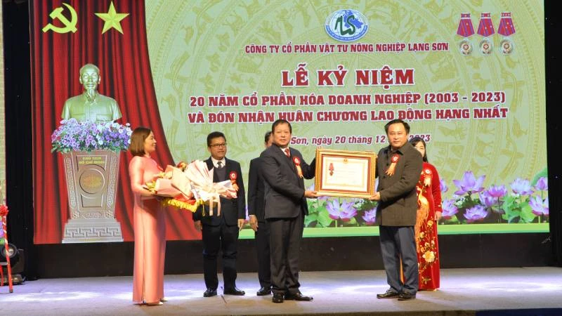Đại diện lãnh đạo UBND tỉnh Lạng Sơn trao Huân chương Lao động hạng Nhất cho lãnh đạo Công ty Cổ phần vật tư nông nghiệp tỉnh Lạng Sơn.
