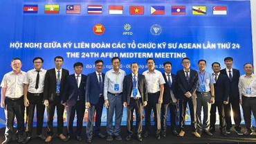 Ông Ngô Sơn Hải - Phó Tổng Giám đốc Tập đoàn Điện lực Việt Nam (thứ 7 từ trái sang) tham dự, chúc mừng các kỹ sư được vinh danh.