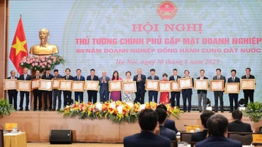 Ông Nguyễn Đức Thụy – Chủ tịch HĐQT LPBank (thứ 8 từ trái sang) đại diện Ngân hàng nhận Bằng khen của Thủ tướng Chính phủ trong công tác an sinh xã hội
