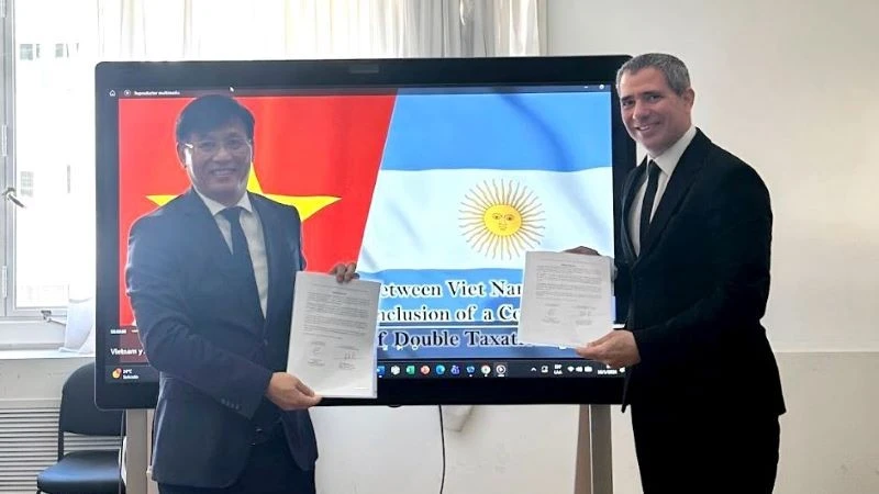 Phó Cục trưởng Đặng Ngọc Minh và ông Carlos Protto - Vụ trưởng Quan hệ Thuế quốc tế, Bộ Tài chính Argentina ký biên bản.