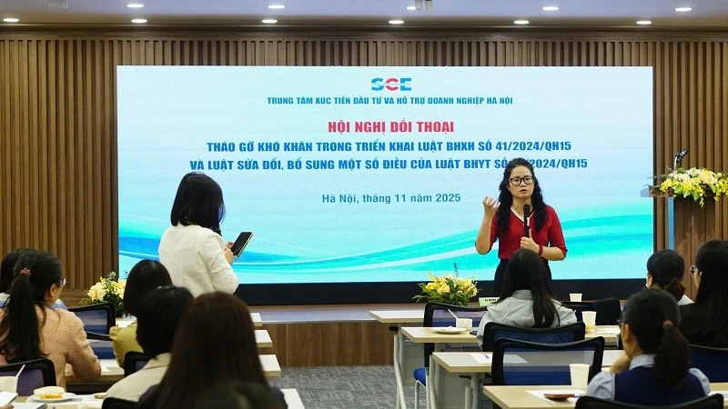 Bà Dương Thị Minh Châu, Trưởng phòng Tuyên truyền và Hỗ trợ người tham gia của Bảo hiểm xã hội thành phố Hà Nội, chia sẻ tại hội nghị.