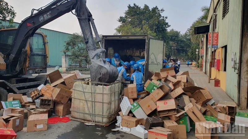 Lực lượng chức năng tỉnh Hưng Yên tổ chức tiêu hủy hơn 2.000 chai rượu nhập lậu.