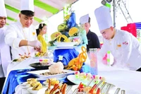 Các đầu bếp tại “Ngày hội tinh hoa văn hóa ẩm thực Cà Mau năm 2025” trổ tài chế biến các món ngon từ cua Cà Mau.