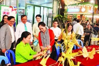 Nhiều trò chơi dân gian được tổ chức trong Ngày hội sách và văn hóa đêm. (Ảnh MẠNH HẢO)