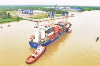 Tàu vận chuyển hàng hóa cập cảng Thốt Nốt, thành phố Cần Thơ.