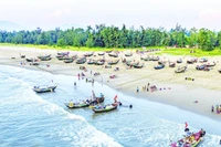 Về với du lịch biển Hà Tĩnh, du khách sẽ được khám phá, trải nghiệm "một ngày làm ngư dân" cùng các tổ du lịch cộng đồng. (Ảnh ĐẬU HÀ)