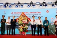 Phó Thủ tướng Chính phủ Mai Văn Chính (thứ 3 từ trái sang) tặng hoa chúc mừng Tập đoàn Điện lực Việt Nam và các đơn vị thi công.