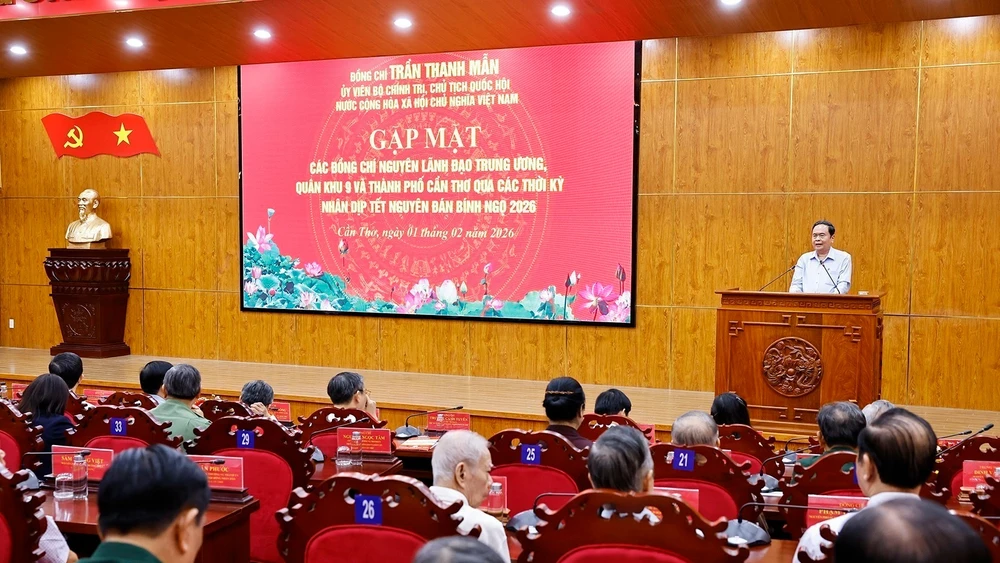 Chủ tịch Quốc hội Trần Thanh Mẫn gặp mặt các đồng chí lãnh đạo, nguyên lãnh đạo thành phố qua các thời kỳ. (Ảnh: TTXVN)