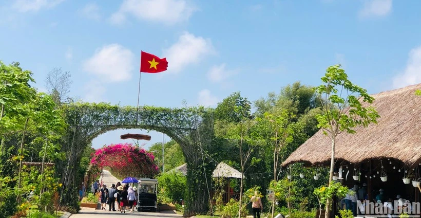 Nhiều du khách rất thích thú trải nghiệm du lịch tại công trình điện gió Hòa Bình-Bạc Liêu.