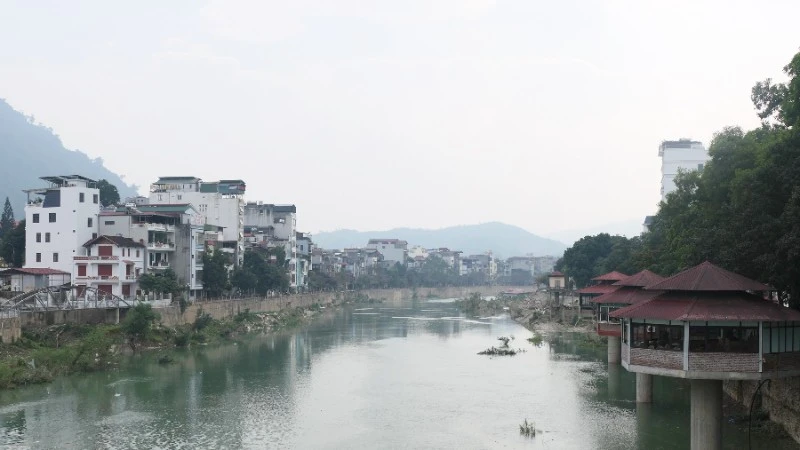 Mực nước lòng sông Lô đoạn qua phường Hà Giang 1 và 2 dâng lên sau khi vận hành thử nghiệm đập dâng nước.