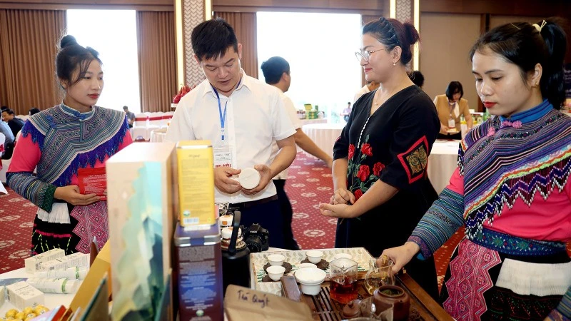 Các đại biểu tham quan gian trưng bày sản phẩm tiêu của các cơ sở công nghiệp nông thôn.