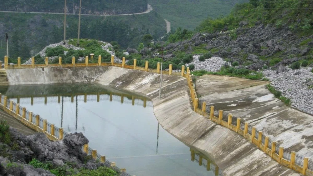 Hồ thực nghiệm trữ nước ở xã Thài Phìn Tủng, huyện Đồng Văn, tỉnh Hà Giang. (Ảnh: PHẠM VĂN PHÚ)